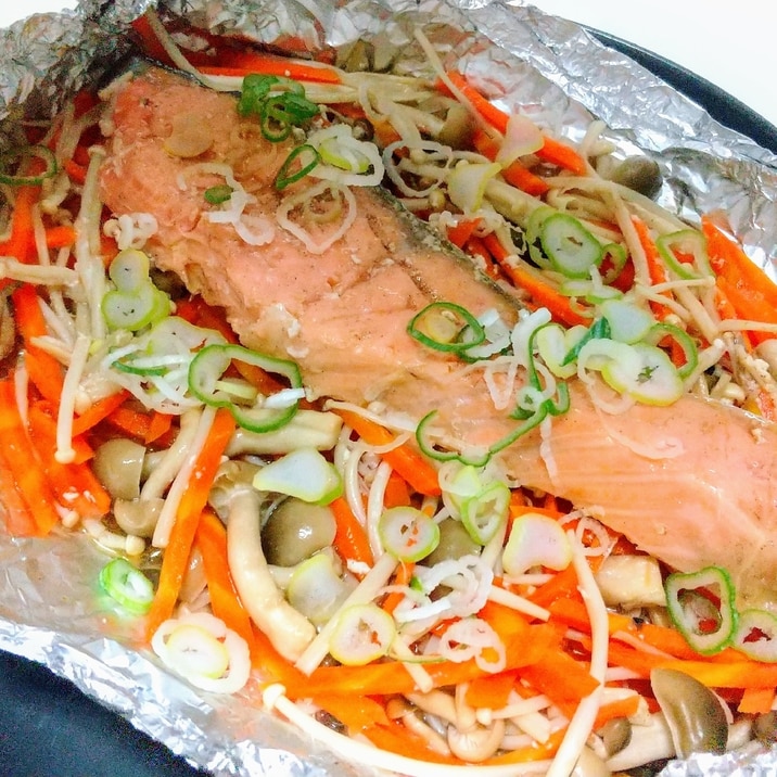 鮭のしめじえのきにんじんホイル焼き